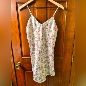 KATHRYN VTG 90s Pretty Floral Polyester nightie. Size S